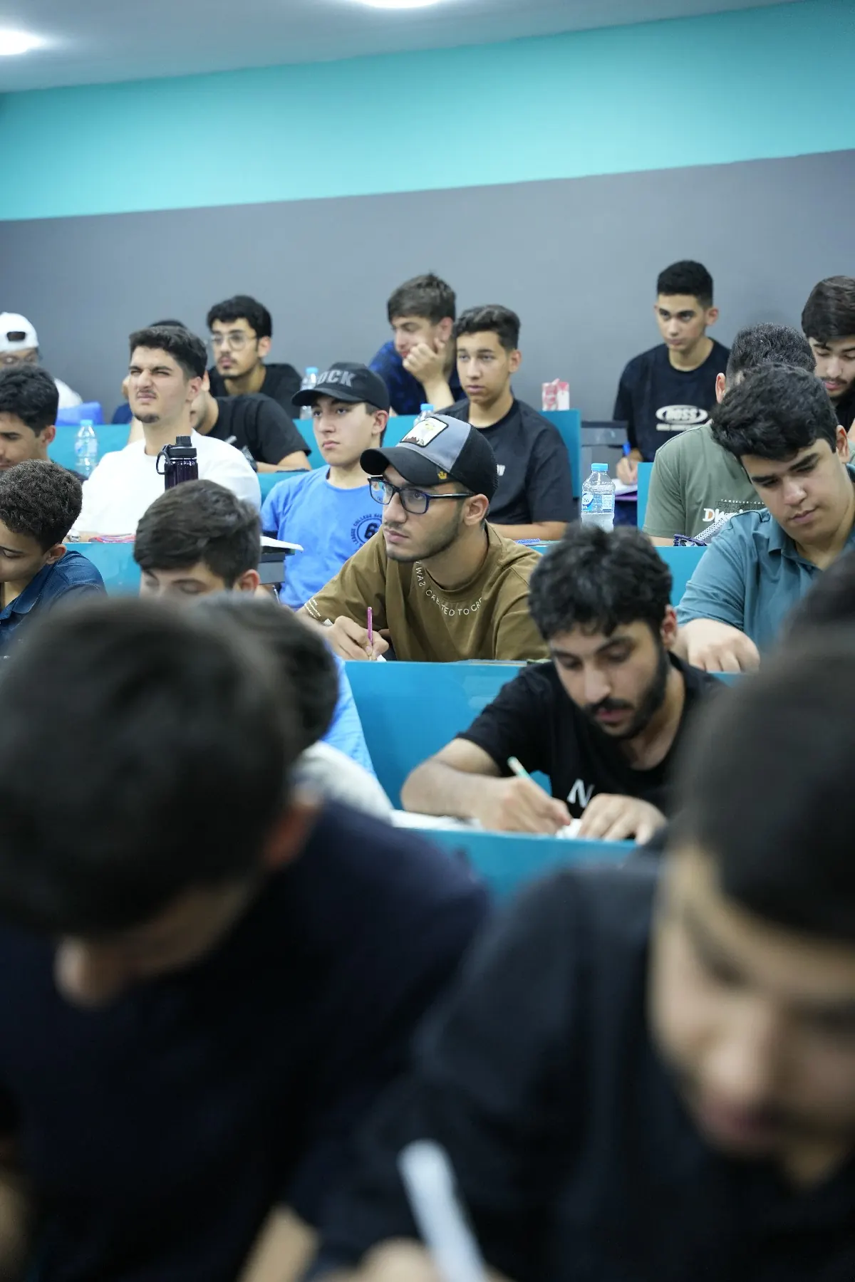 داخل إحدى قاعات معهد الأزل